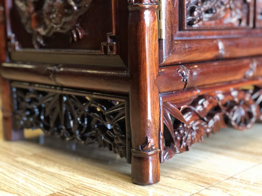 Chi tiết tủ bày đồ đục chạm kênh bong
