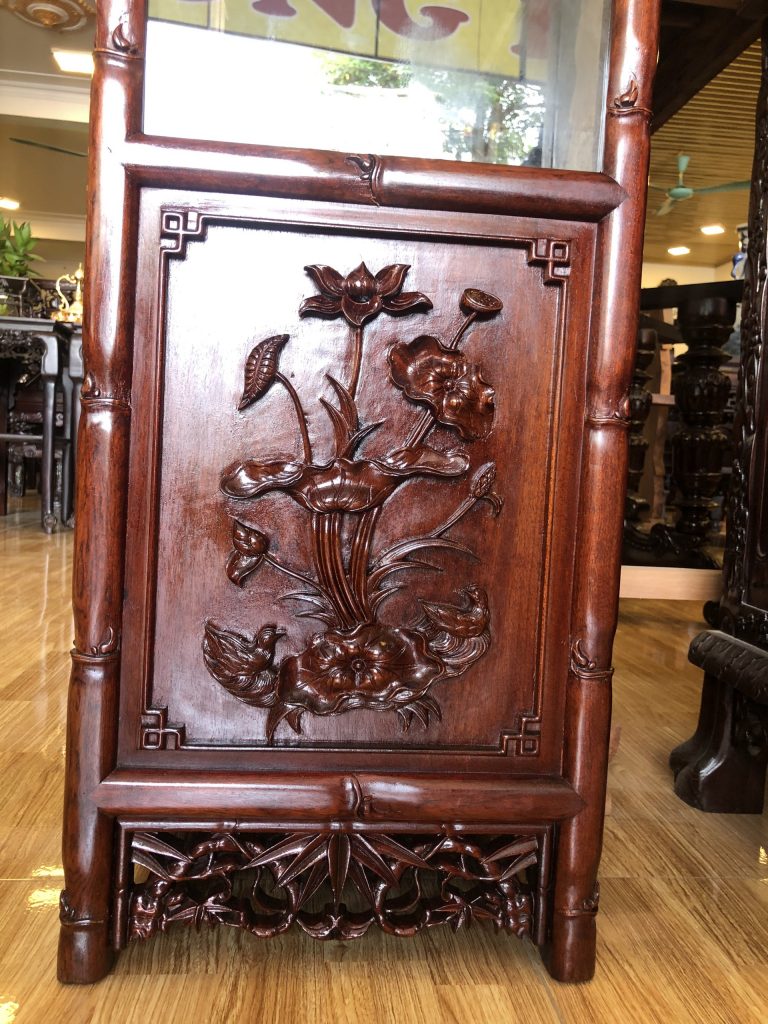 Phần cạnh tủ bày đồ đục chạm hoa Sen