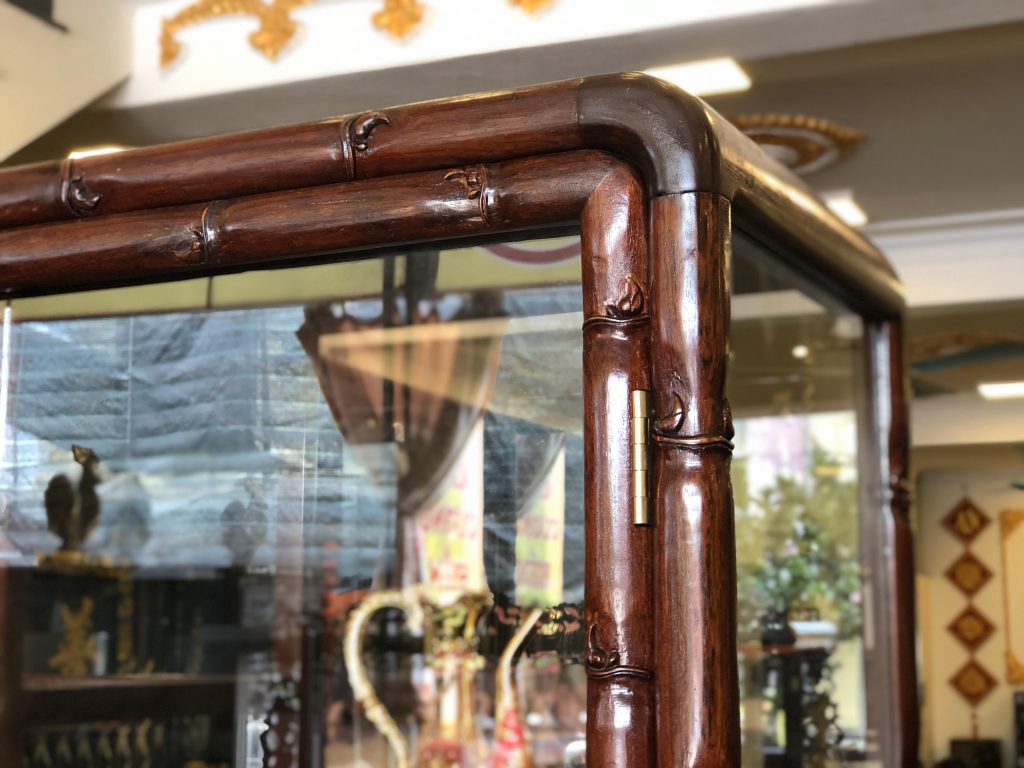Chi tiết tủ bày đồ đục chạm kênh bong