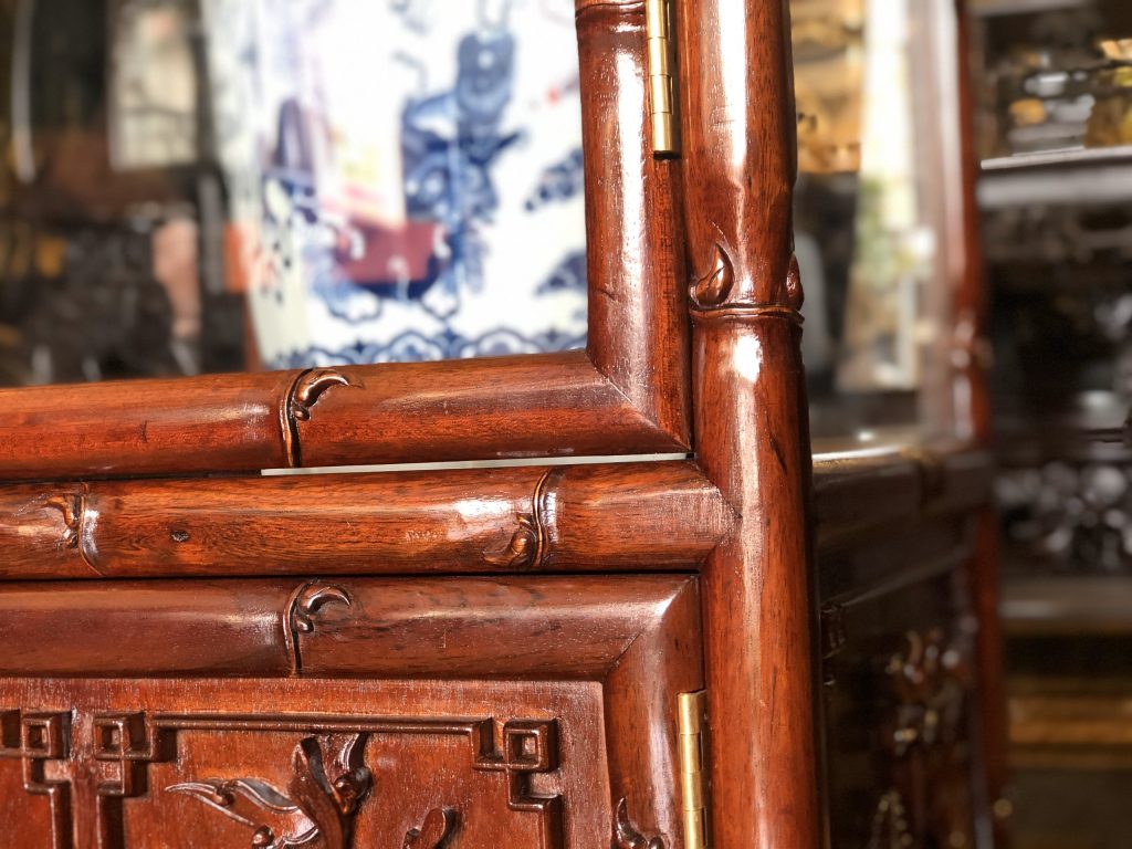 Chi tiết tủ bày đồ đục chạm kênh bong
