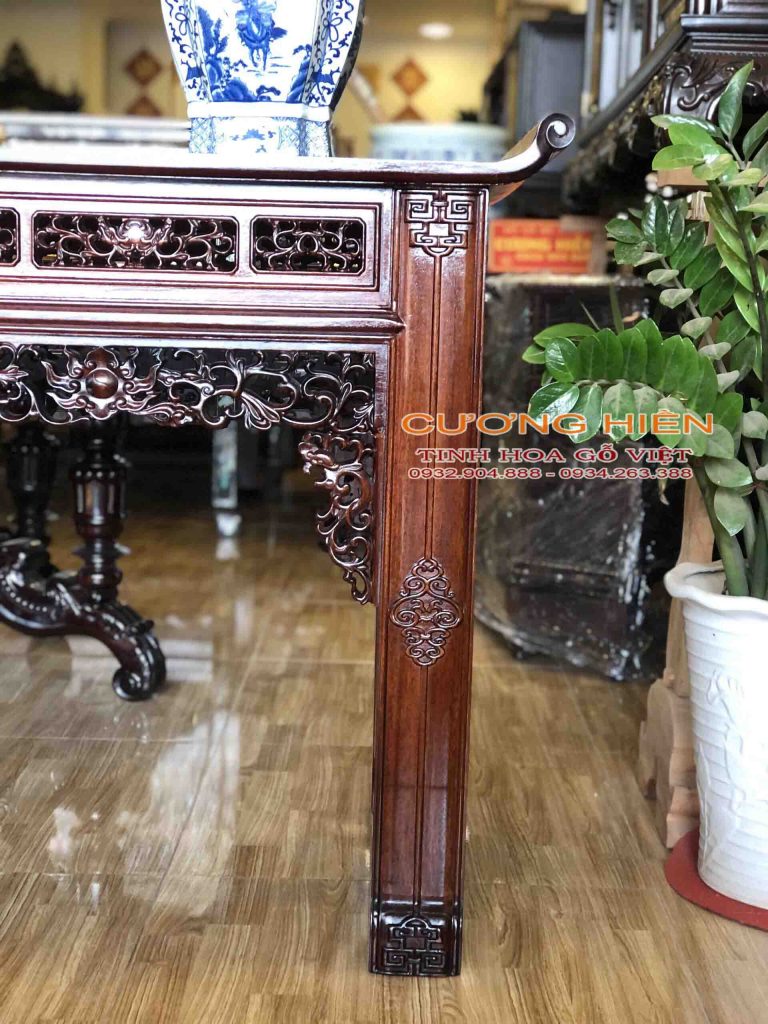 Bàn Trưng Bày Đồ Cung Đình Huế