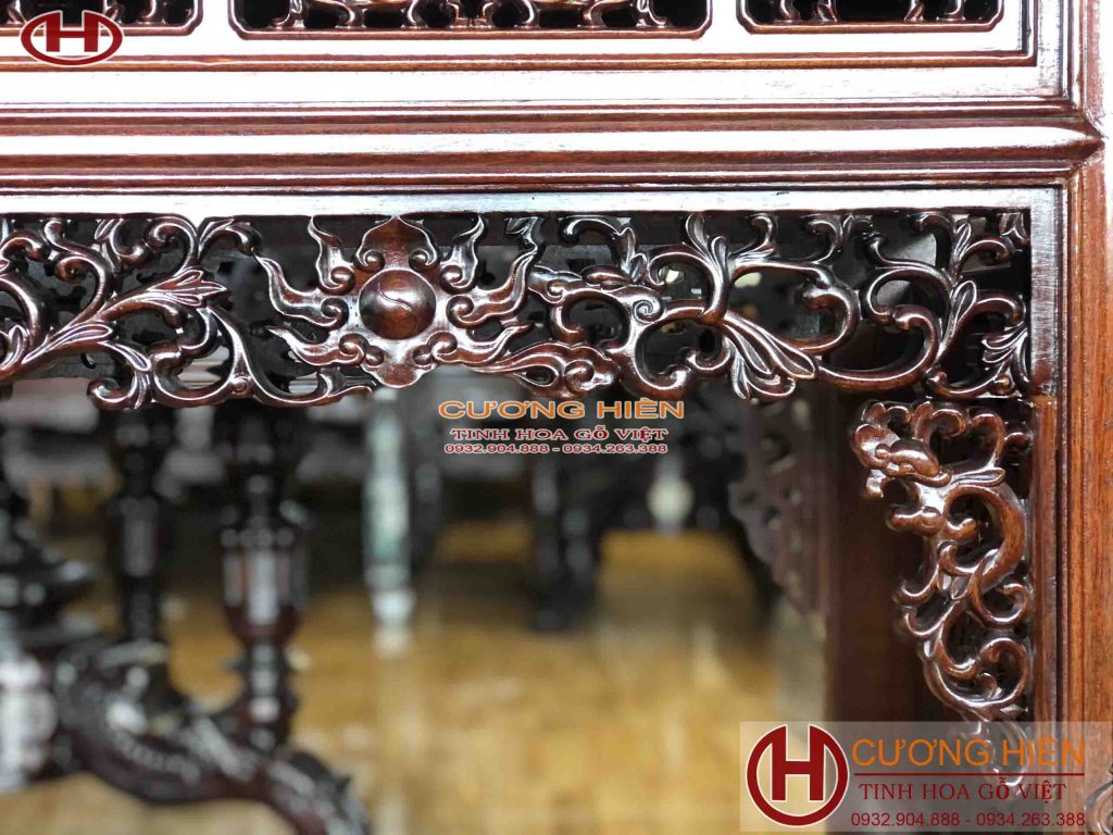 Bàn Trưng Bày Đồ Cung Đình Huế
