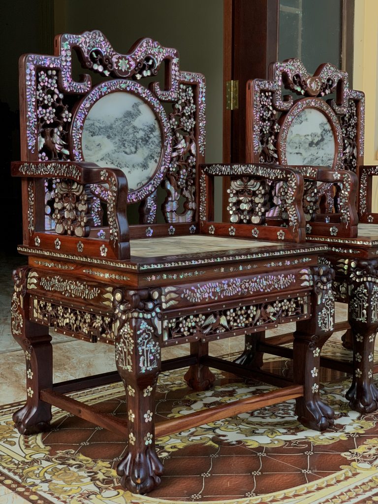 vách cẩn ốc gỗ cẩm vip