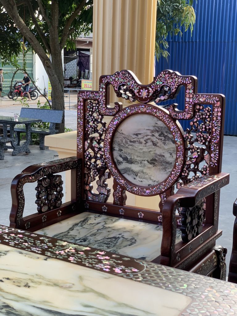 vách cẩn ốc gỗ cẩm vip