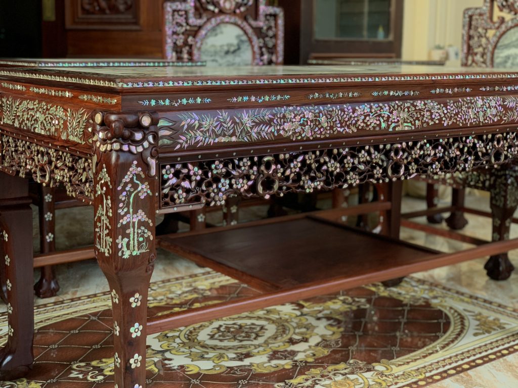 vách cẩn ốc gỗ cẩm vip