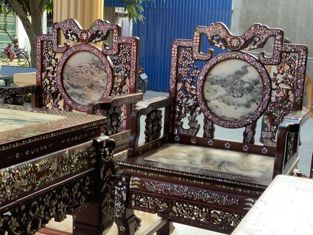 vách cẩn ốc gỗ cẩm vip